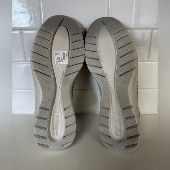 Ladies Tan Skechers - Picture 8 of 12